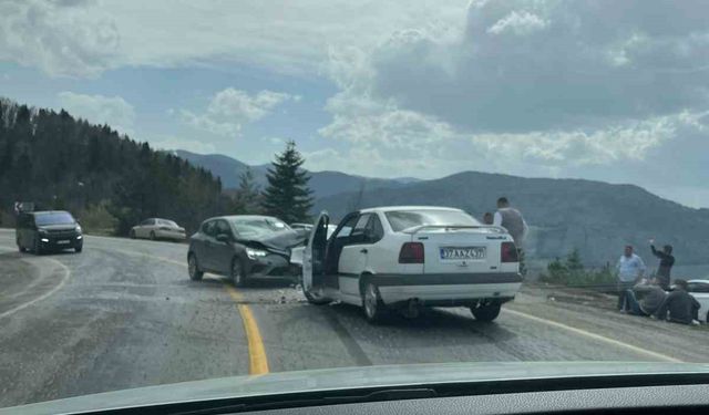 Kastamonu’da iki otomobil kafa kafaya çarpıştı: 3 yaralı