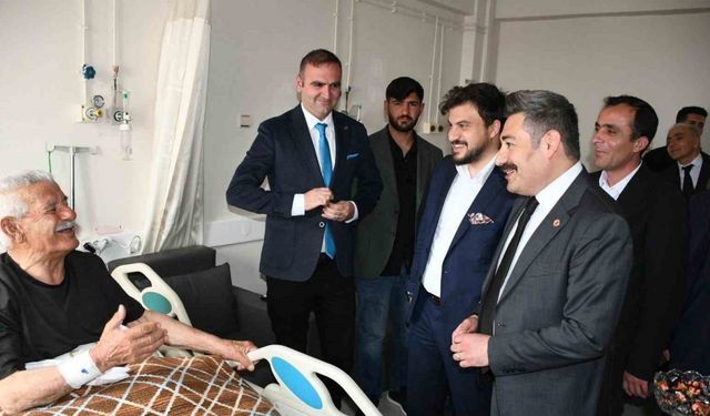 Kaymakam Özçelik’ten hastalara bayram ziyareti
