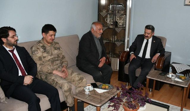 Kaymakam Özçelik’ten şehit ve gazi ailelerine bayram ziyareti