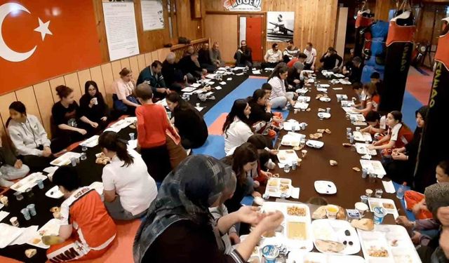 Kick boksçular hem spor hem de iftar yaptı