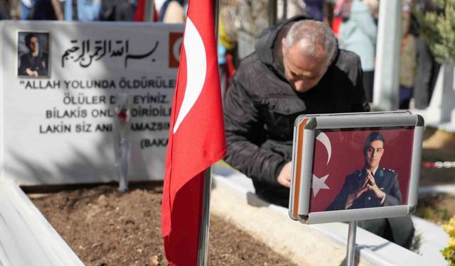 Kırıkkale’de şehit mezarlarına karanfil bırakıldı, dualar edildi