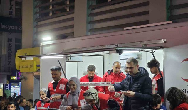 Kızılay Ağrı Şubesi, Kadir Gecesi’nde vatandaşlara lokma dağıttı