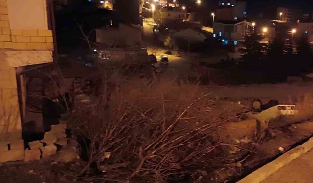 Kontrolden çıkan otomobil boş araziye devrildi,  sürücü yaralandı