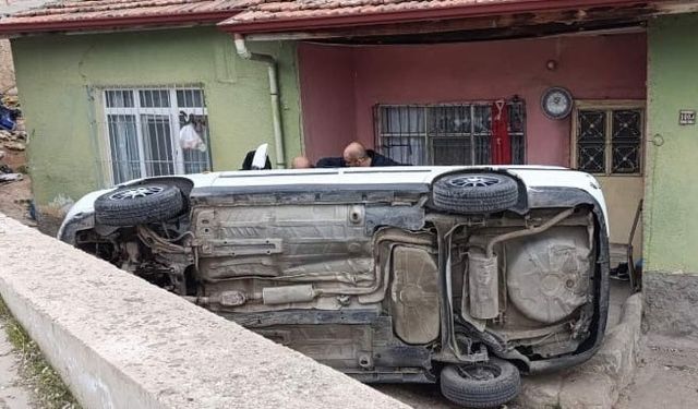 Kontrolden çıkan otomobil evin bahçesine devrildi: 1 yaralı