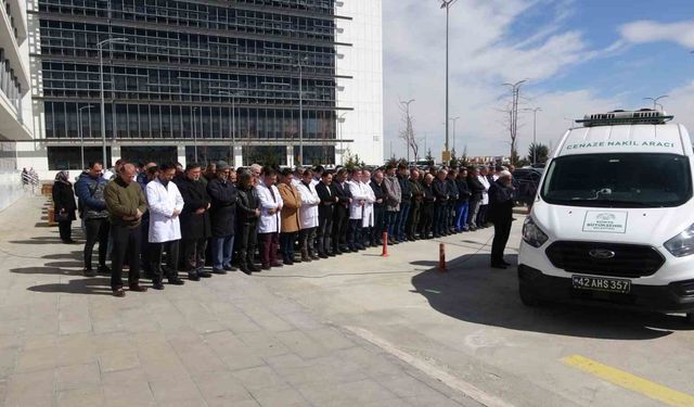 Konya’da balkondan düşerek hayatını kaybeden profesör son yolculuğuna uğurlandı