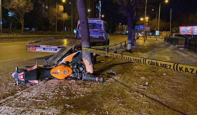 Konya’da kontrolden çıkan motosiklet ağaca çarptı: 1’i ağır 2 yaralı