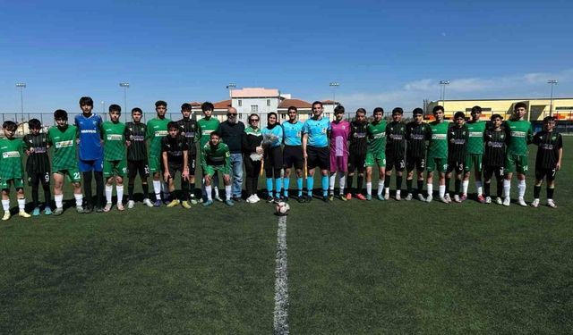 Konya’da U15 Ligi maçında Dünya Kadınlar Günü kutlaması