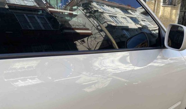 Küçükçekmece’de bir kadın dükkan önüne park ettiği aracını görünce büyük şok yaşadı