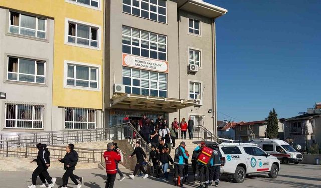 Lise öğrencilerinden Deprem Haftasında  gerçeği aratmayan tatbikat