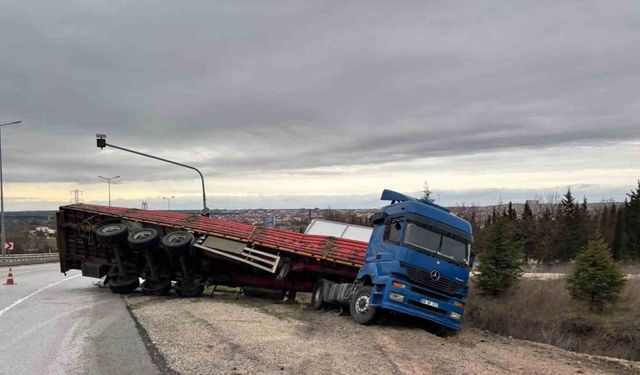 Lüleburgaz’da kontrolden çıkan tır yan yattı
