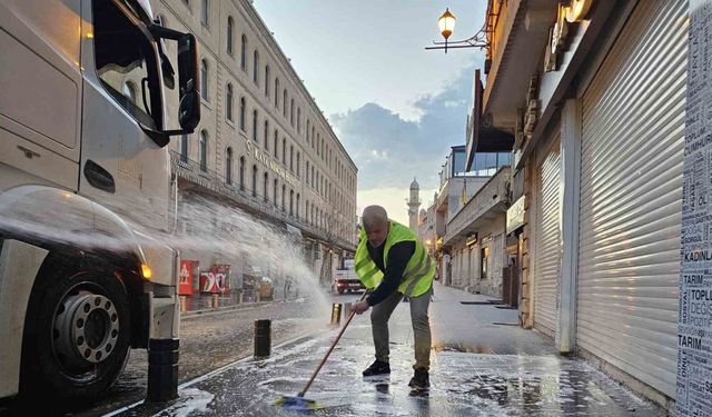 Mardin Büyükşehir Belediyesi bayram öncesi caddeleri köpük ve tazyikli su ile yıkadı
