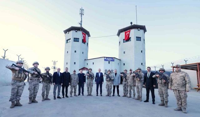 Mardin Valisi üs bölgesinde jandarma ve komandolarla iftar yaptı