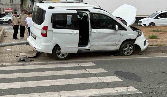 Mardin’de araç direğe çarptı: 5 yaralı