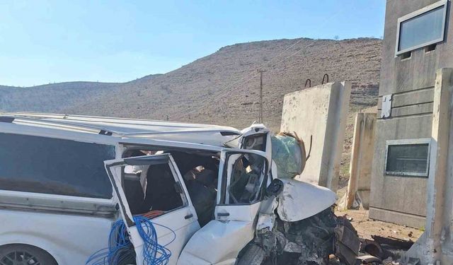 Mardin’de kontrolden çıkan minibüs devrildi: 1 yaralı