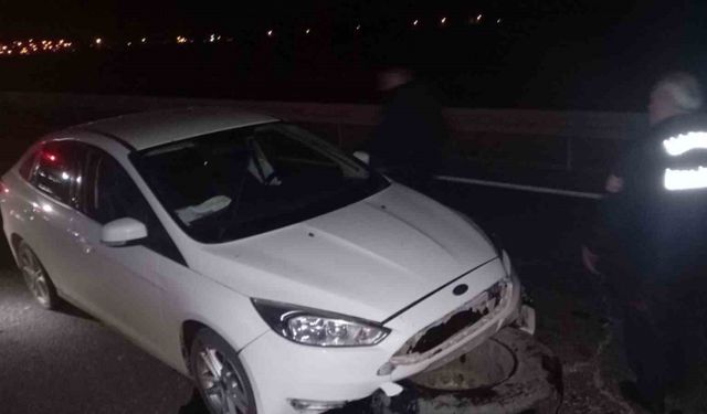 Mardin’de seyir halindeki otomobilin sürücüsü, tırdan fırlayan tekerin çarpması sonucu yaralandı