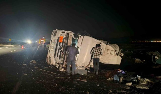 Mardin’de tır devrildi: 1 yaralı