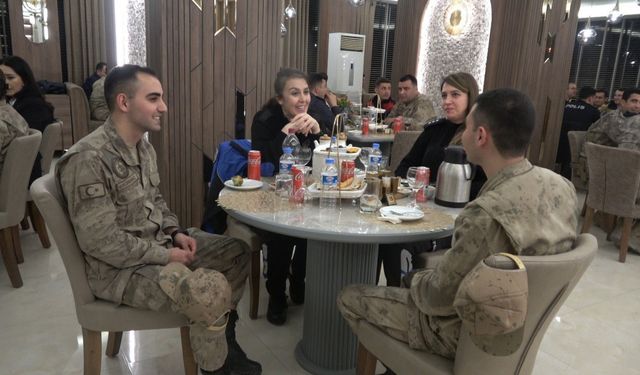 Mehmetçik ve Emniyet güçleri, sınırın sıfır noktasında iftarda buluştu