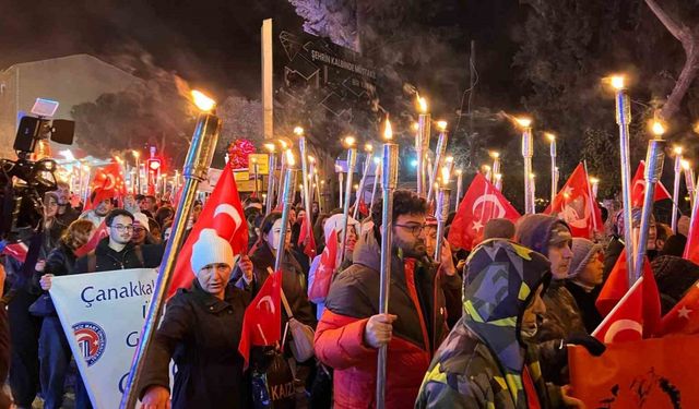 Meşaleler Çanakkale şehitleri için yandı