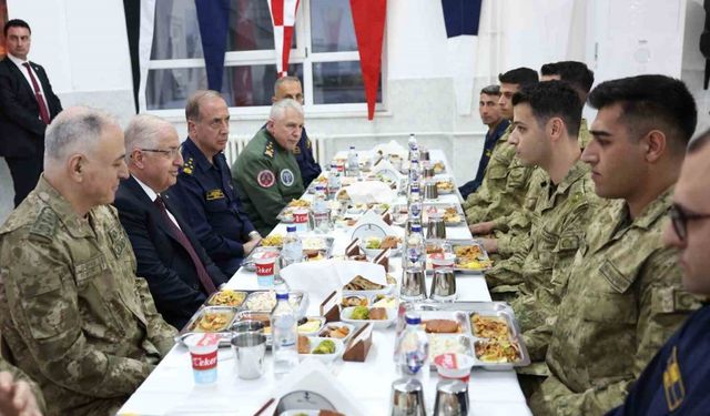 Milli Savunma Bakanı Güler, Çanakkale’de Amfibi Kolordu Komutanlığı’nda görevli askerlerle iftar yaptı