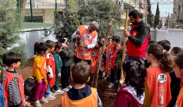 Minik eller fidan dikerek geleceğe nefes oldu