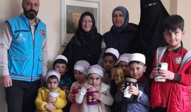 Minik öğrenciler harçlıklarını cami için bağışladılar