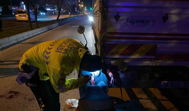 Motosiklet park halindeki kamyonete çarptı: 1 yaralı