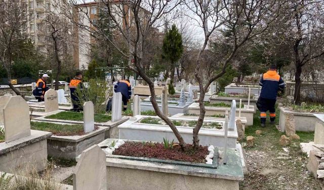 Niğde Belediyesi’nden mezarlıklarda bayram temizliği