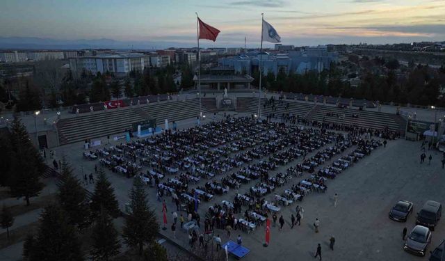 Niğde Belediyesi’nden üniversite öğrencilerine 7 bin 500 kişilik iftar yemeği