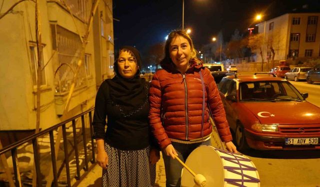 Niğde’nin ’Kovboy Muhtar’ı bu kez eline davulu aldı, mahalleliyi manilerle sahura kaldırdı