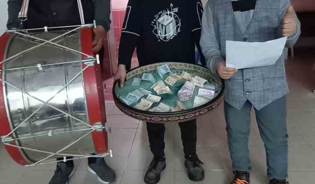 Öğrenciler davul çalıp bahşiş topladı