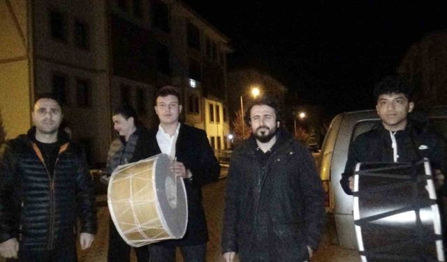 Öğrenciler ramazan davulu çalıp, mani söyledi