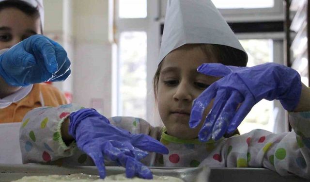 Öğretmen ve minik kalpler, kimsesiz vatandaşlar için kolları sıvadı