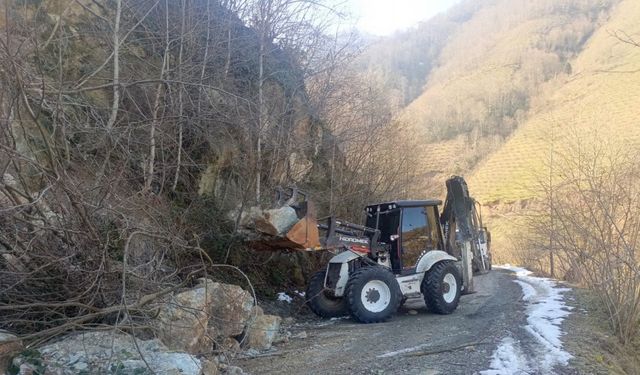 Ordu’da eriyen karların neden olduğu heyelanlara müdahale