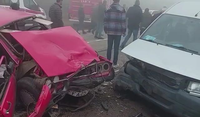 Ordu’da yoğun siste iki araç kafa kafaya çarpıştı: 3’ü ağır 5 yaralı