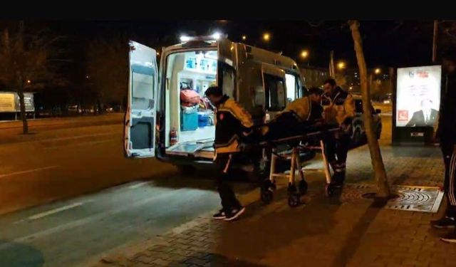 Otomobilden rastgele ateş edildi, kaldırımda yürüyen genç yaralandı
