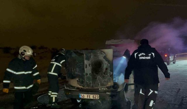 Otomobilin yandığını polis ekipleri fark etti