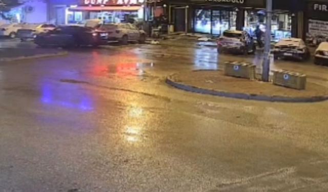 Park halindeyken aniden hareket eden araç yayaya çarptı: 1 yaralı