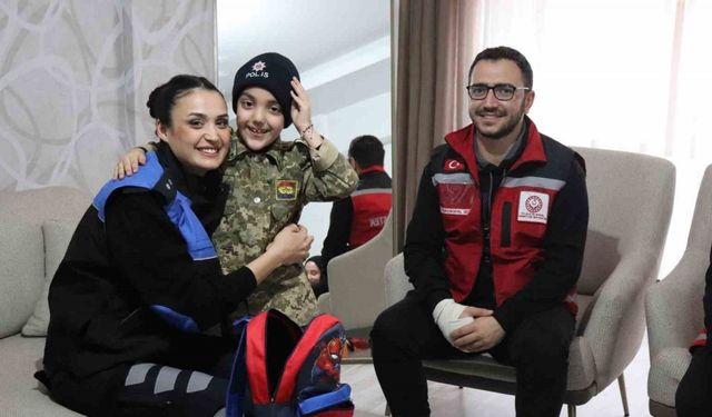 Polis ekiplerinden minik Bünyamin’e sürpriz ziyaret