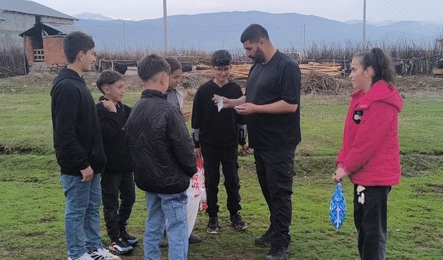 Polis memurundan 150 köy çocuğuna bayram harçlığı