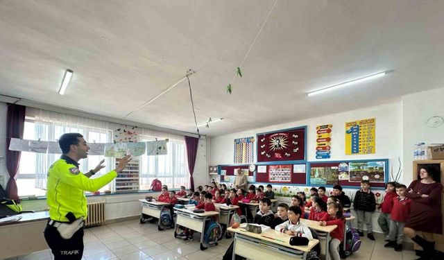 Polislerden öğrencilere trafik eğitimi