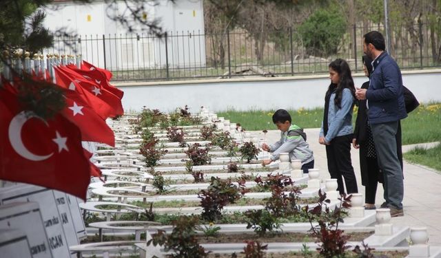 Ramazan Bayramı arefesinde mezarlıklar ziyaretçiyle doldu