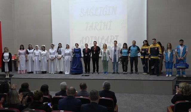 Sağlık çalışanlarından ’Geçmişten Günümüze Hemşire Kıyafetleri’ defilesi