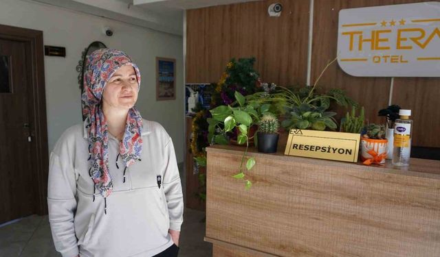 Sahip olduğu otelin her şeyi: Temizlik, resepsiyon, yemek onun elinden geçiyor