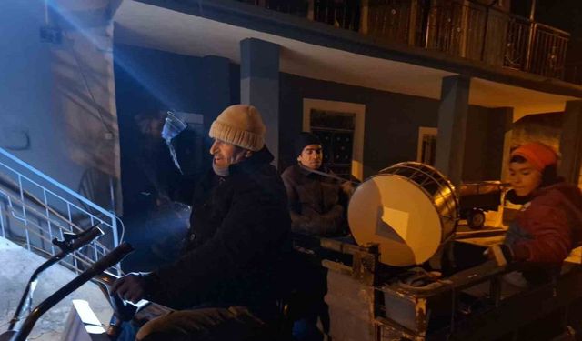 Sahura ’patpatlı’ davulcular uyandırıyor