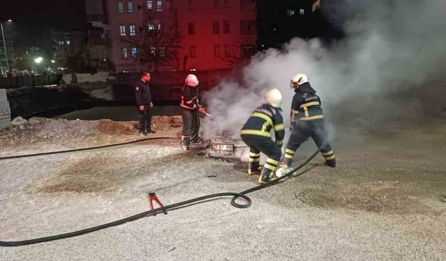 Şanlıurfa’da seyir halindeki otomobil alev alev yandı