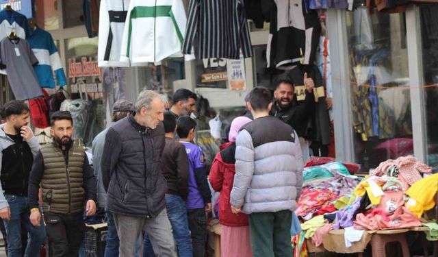 Sarıkamış’ta bayram alışverişi yoğunluğu yaşanıyor