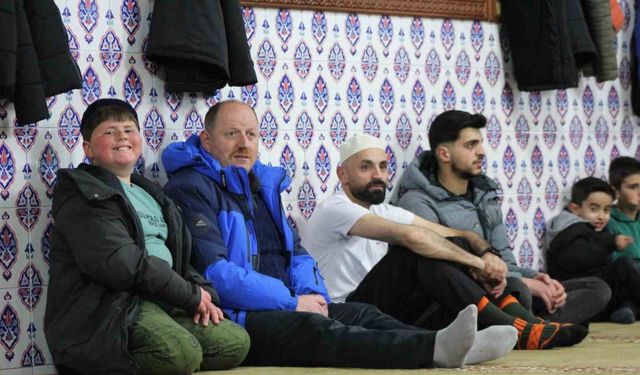 Sarıkamış’ta Kadir Gecesi’nde vatandaşlar camilere akın etti