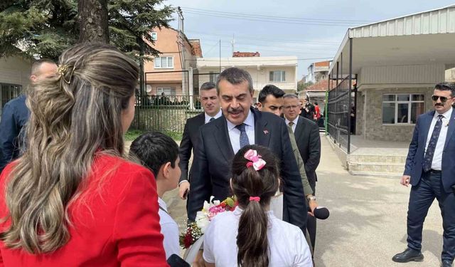 Seçim vaadinde bulunmuştu, Milli Eğitim Bakanı’nı sınıfına getirdi
