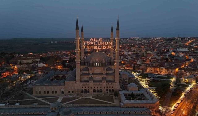 Selimiye Camisi’ne "Aile toplumun temelidir" yazısı asıldı