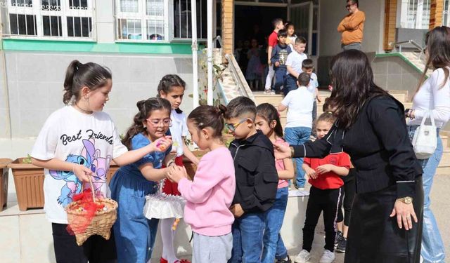 Şenlik gibi bayramlaşma: Bin 200 öğrenci birbiriyle bayramlaştı